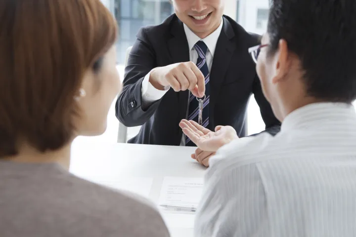 Letting agent handing over keys of a house to new buyers/tenants